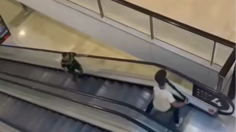 一名男子持巨物阻止持刀兇徒前進(jìn)