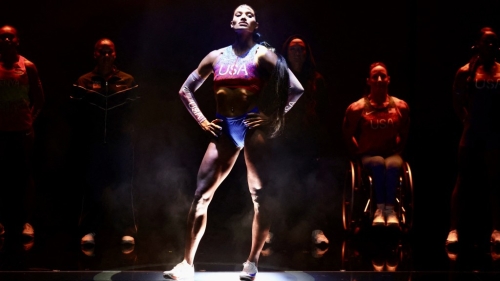 美國(guó)跨欄選手科克雷爾（Anna Cockrell）擺出姿勢(shì)展示巴黎奧運(yùn)美國(guó)隊(duì)田徑制服。 路透社