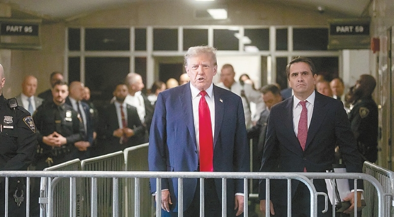 當?shù)貢r間15日，美國前總統(tǒng)特朗普及其律師抵達紐約曼哈頓刑事法院后對媒體發(fā)聲。