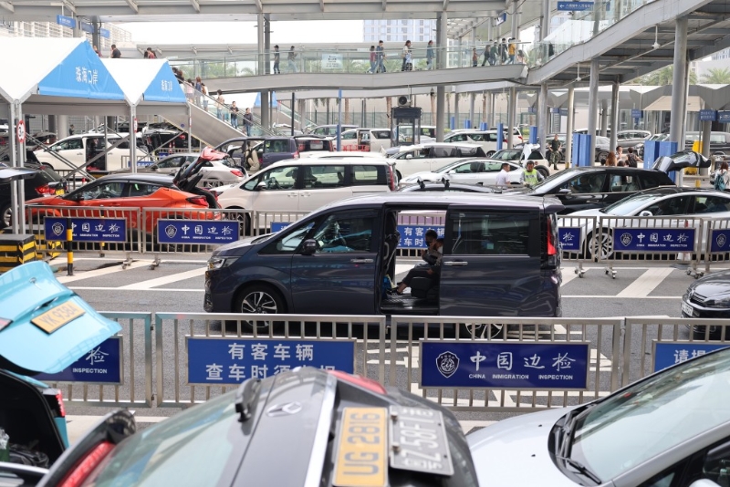 車輛在港珠澳大橋珠海公路口岸等待通關(guān)。 新華社