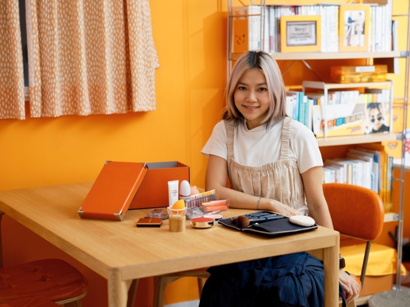 化妝師Kinny Lee說女士們經(jīng)常重覆購(gòu)買同類產(chǎn)品，以及沒留意保質(zhì)期，建議用完后才購(gòu)買另一支，以免浪費(fèi)。