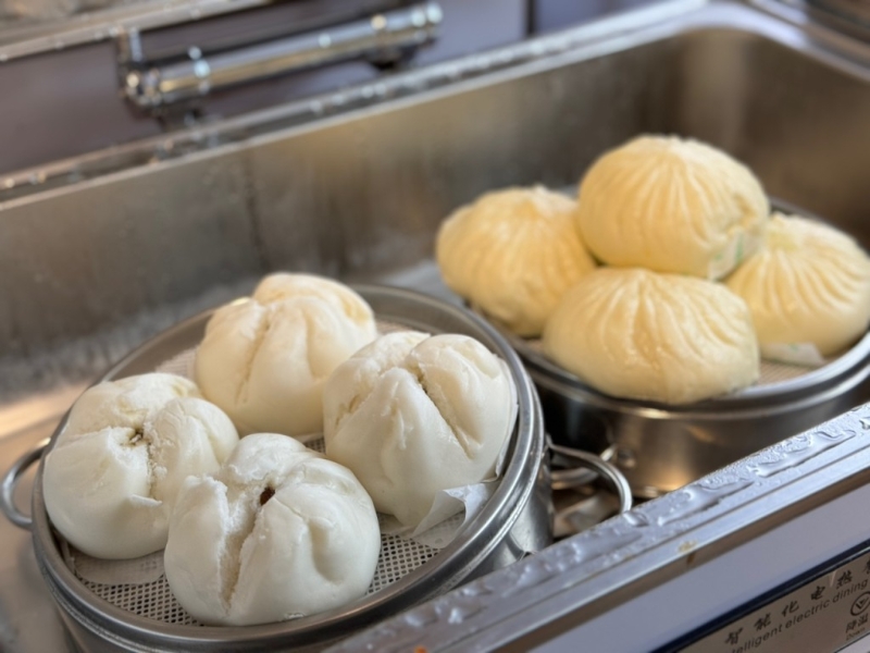 提供的食物包括叉燒包、燒賣、炒飯炒河粉、豬骨粥、烚蛋、腸仔等。