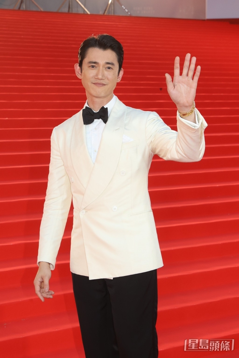 臺灣男星吳慷仁穿上Ralph Lauren Purple Label 白色西裝襯黑色西褲型仔現身。