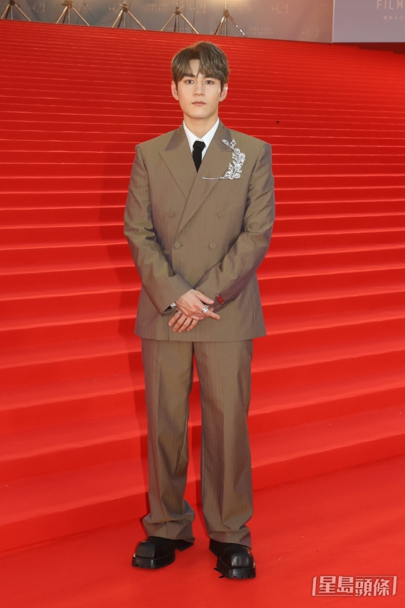 Jeffrey魏浚笙戴上法國珠寶品牌Boucheron的胸針，突顯隆重一面。