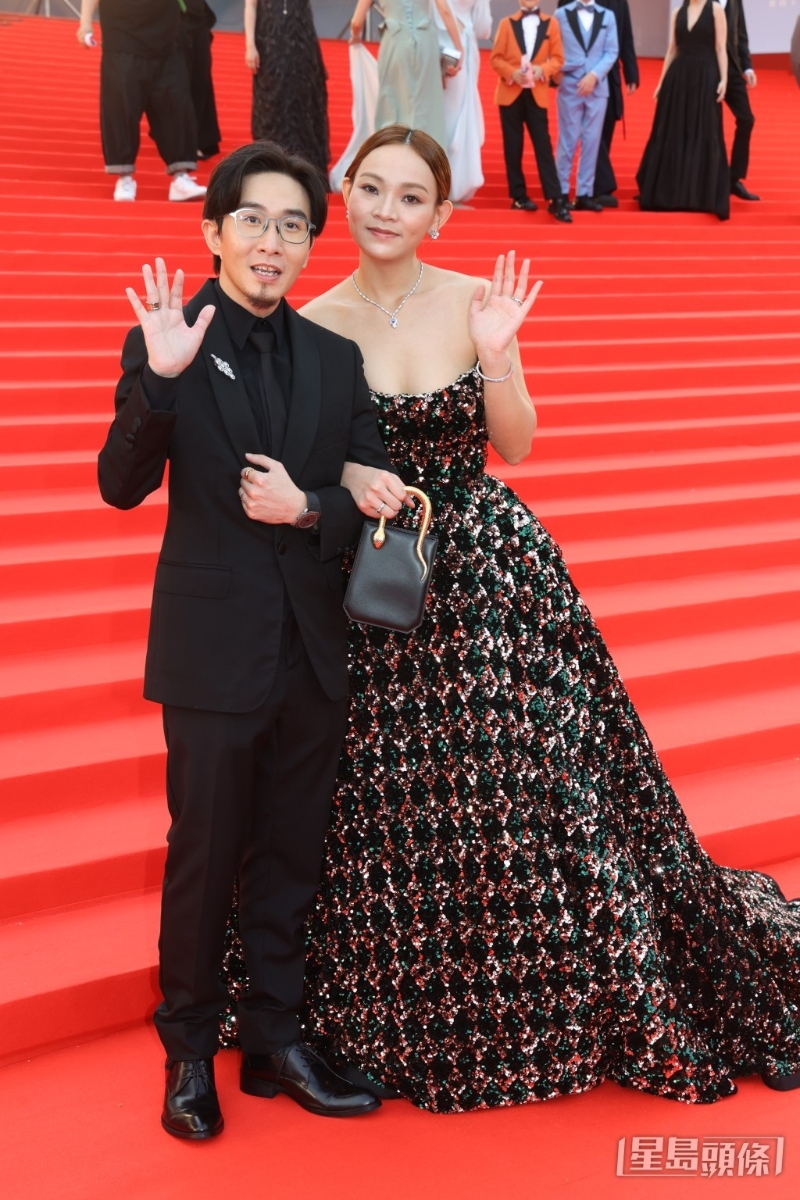 卓亦謙與新婚太太行紅地氈。