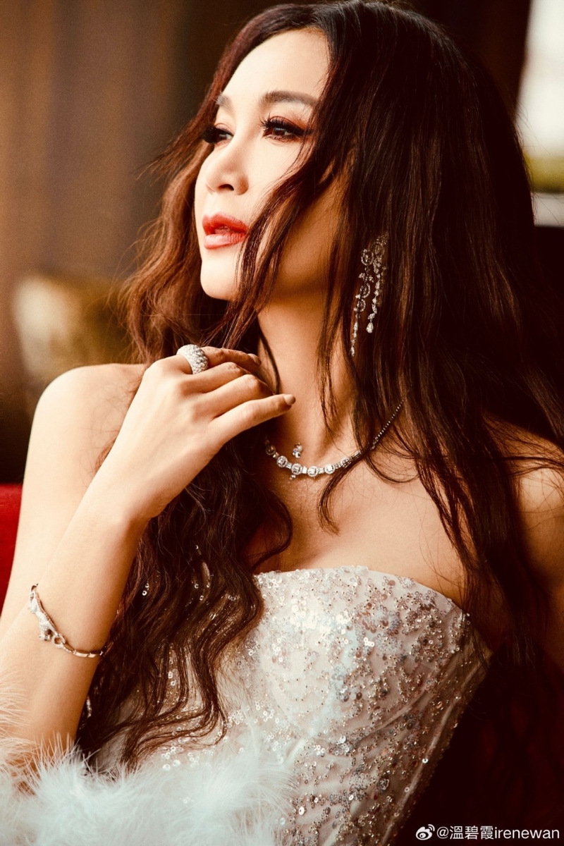 溫碧霞穿上一襲純白色露肩羽毛晚裝，配以英皇珠寶全套價值百萬元鉆石耳環(huán)、手、頸項、戒指首飾，淡雅之中不失華麗。