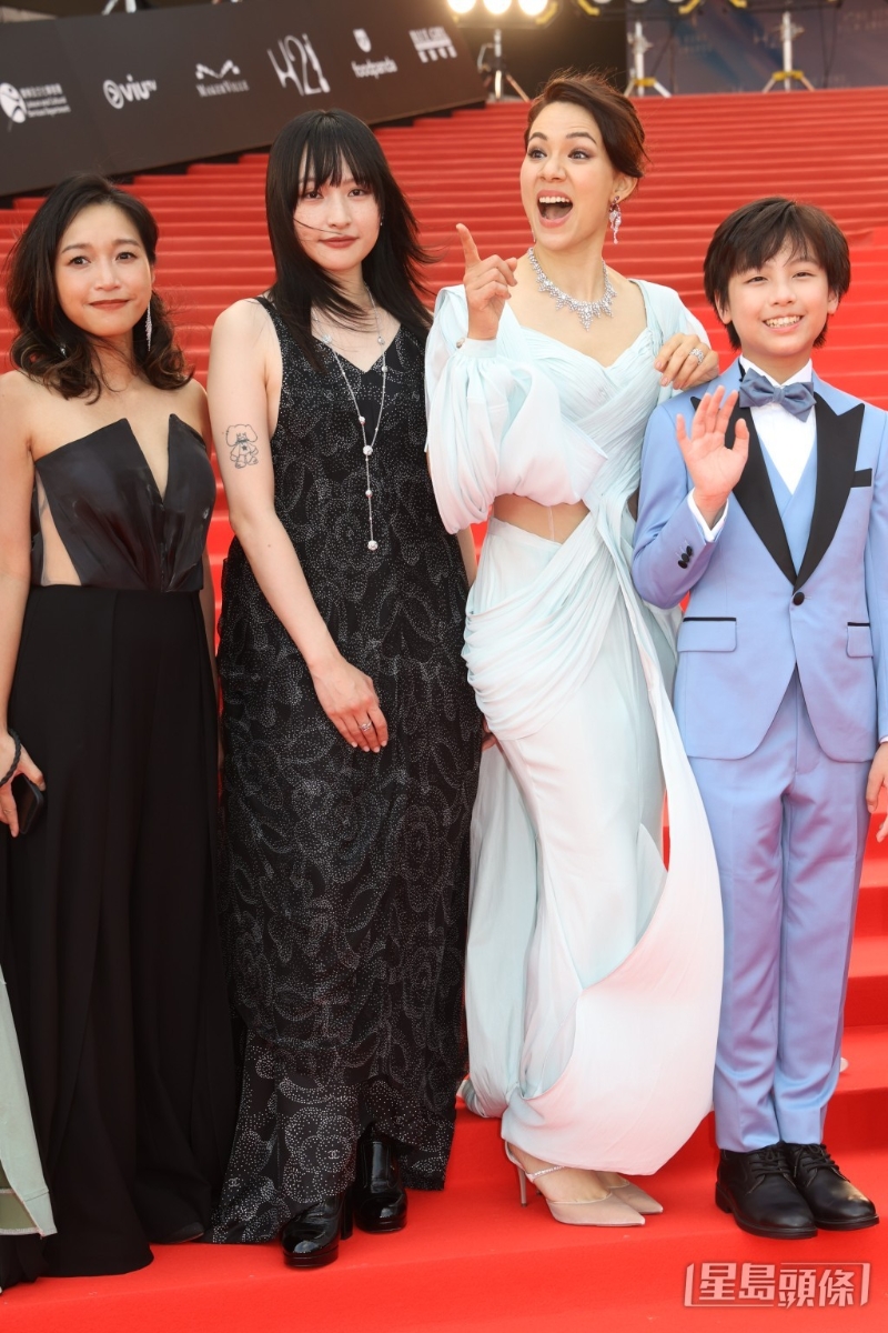韋羅莎（右二）隨《年少日記》團隊現身紅地氈，所戴的珠寶由周大福贊助。