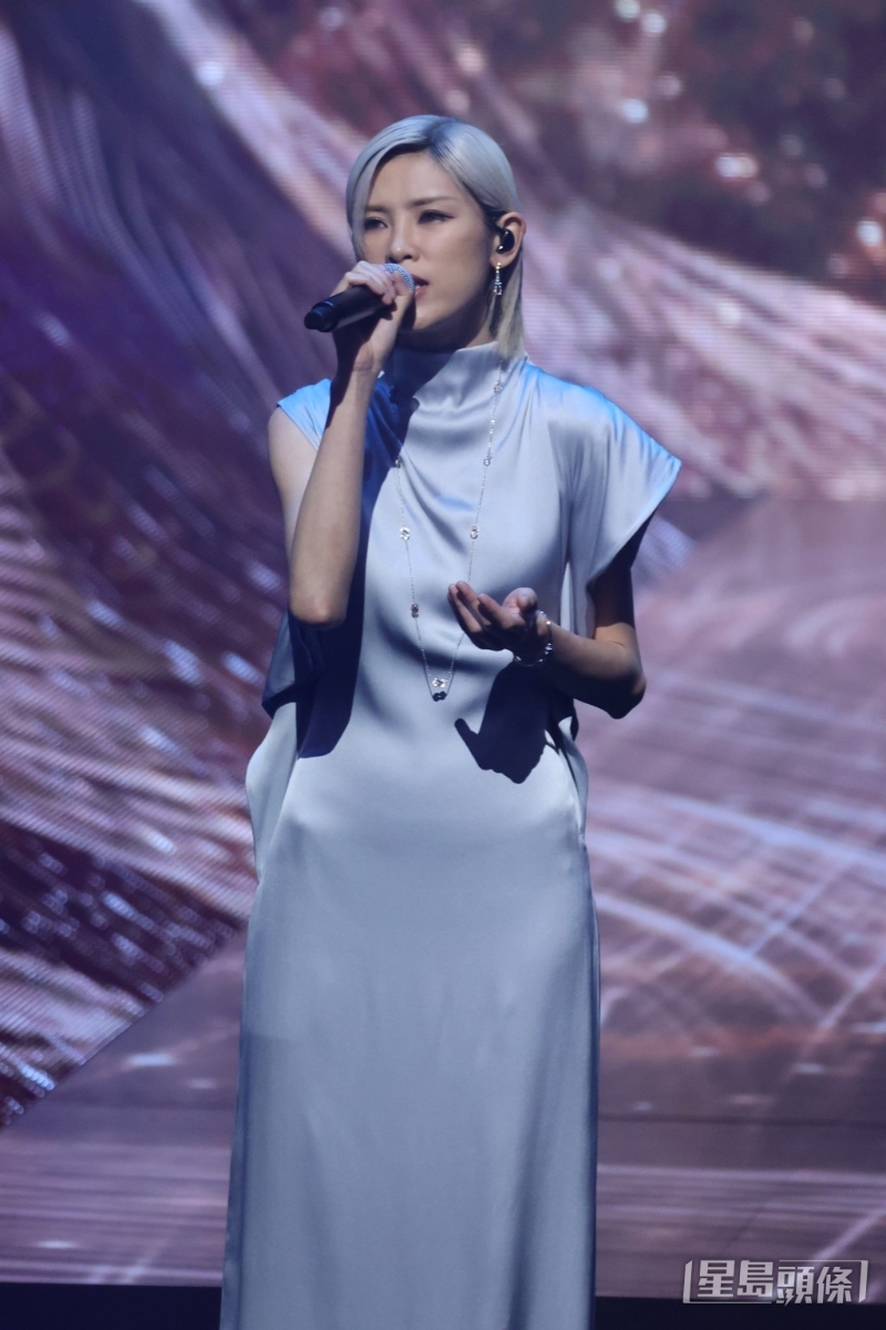 陳蕾開場時穿上湖水藍晚裝來自品牌Fendi，并佩戴FRED Chance Infinite白金鉆石項鏈、Force 10白金鉆石耳環(huán)和手鐲。