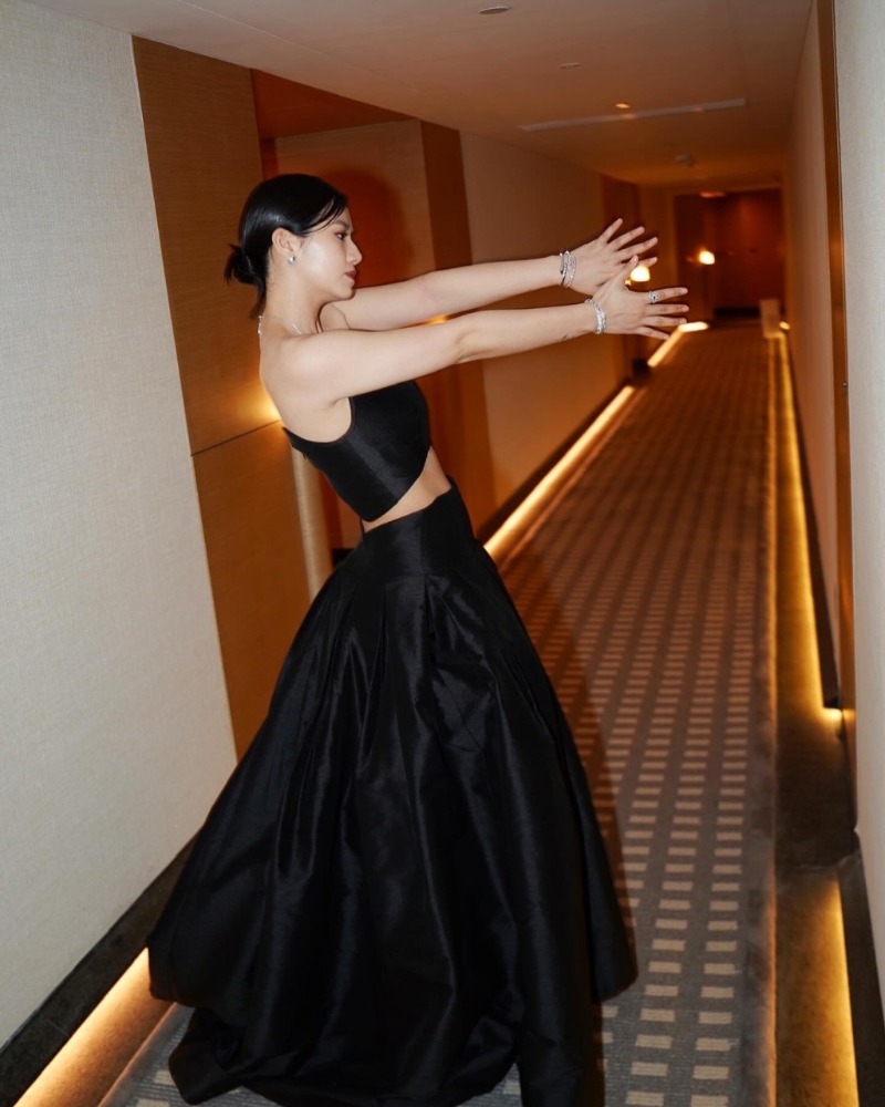 楊偲詠之后換上時裝設計師Vivian Luk黑色晚裝、Giuseppe Zanotti鞋，出席頒獎禮。