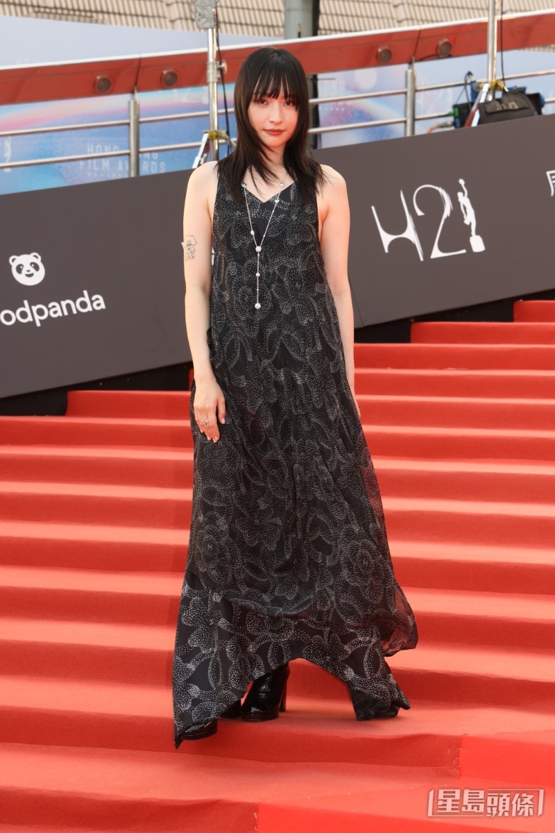 陳漢娜以CHANEL時裝及腕表珠寶亮相。