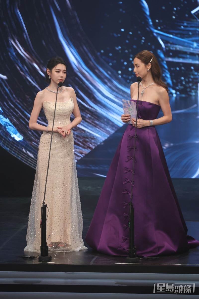 林明禎與鄧麗欣頒發(fā)最佳編劇。