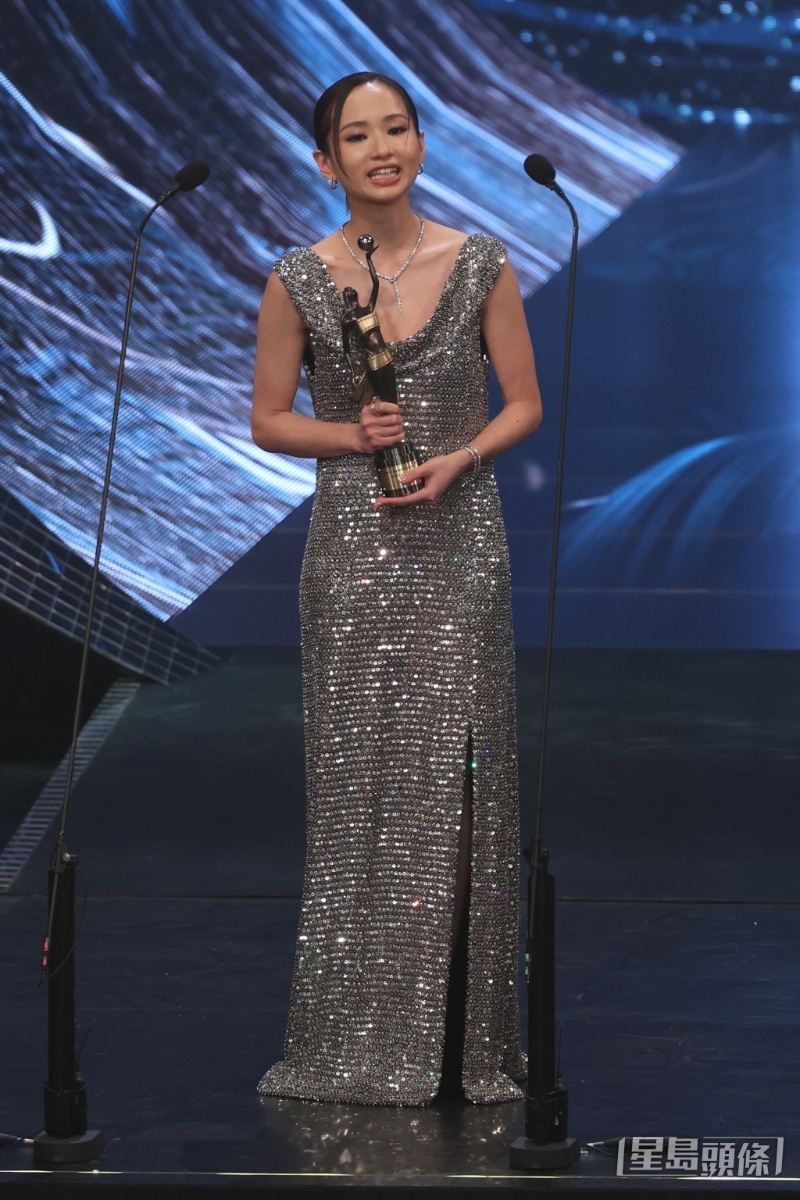 梁雍婷領獎時換上CELINE晚裝，珠寶是Bulgari Serpenti系列。