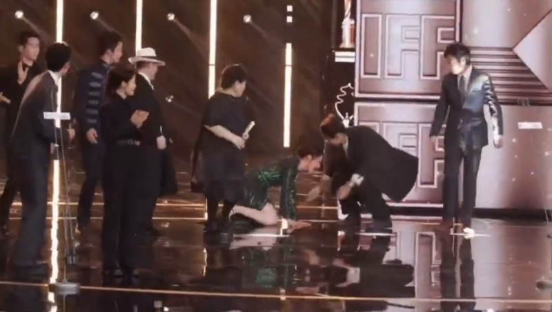 蔣勤勤跌到雙膝跪下。