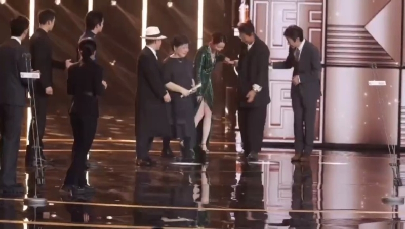 蔣勤勤仍不忘保持冷靜，臉上也維持笑容。 