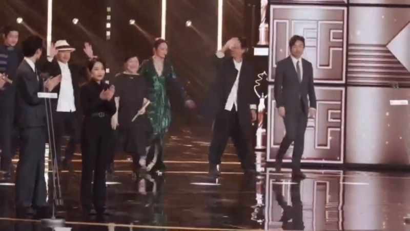 蔣勤勤與其他人一同上臺。