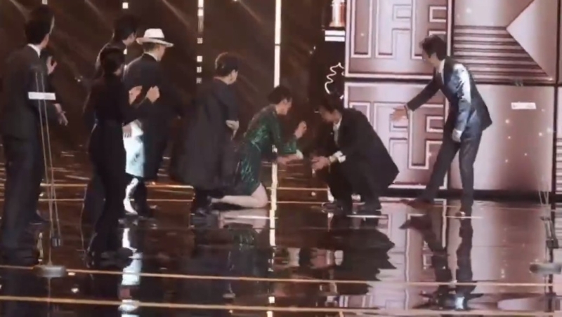 其他人見狀急忙上前攙扶。