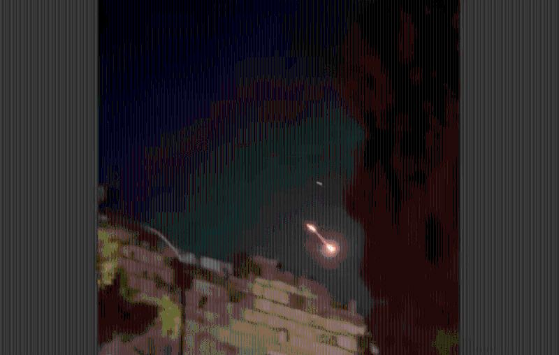 影片拍到伊朗上空爆出火光，據(jù)信是以軍導(dǎo)彈。