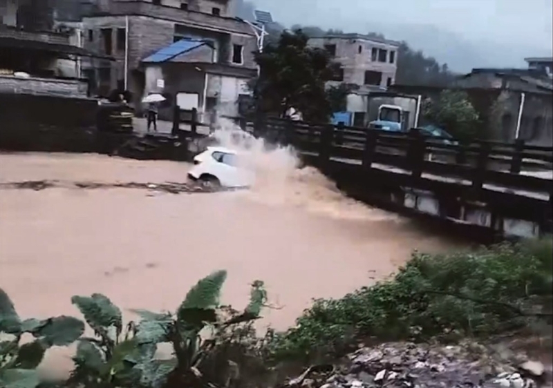 有車輛掉入河里，順著水流撞橋。