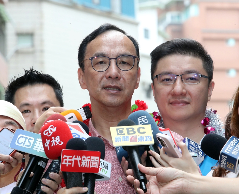 國(guó)民黨主席朱立倫（中）