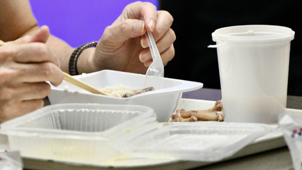 香港每日膠餐具棄置量達(dá)227噸，相等于每年超過(guò)82000公噸，即約5500部雙層巴士總重量。