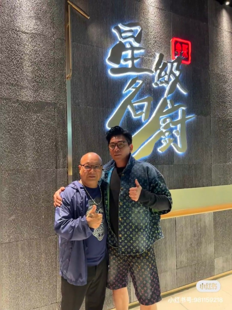 黃子揚(yáng)（右）近日悉心打扮去大佬B吳志雄旗下餐廳飯聚。