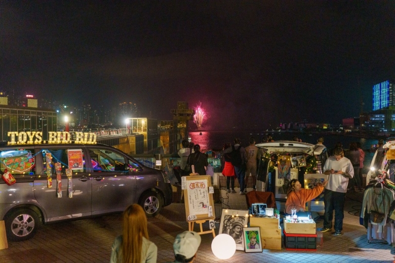 尖沙咀中港城于5月1日、4日及5日舉辦「中港城車尾箱環(huán)保藝墟」，顧名思義，參與藝墟的檔主可在車尾箱擺檔售賣各式物品。