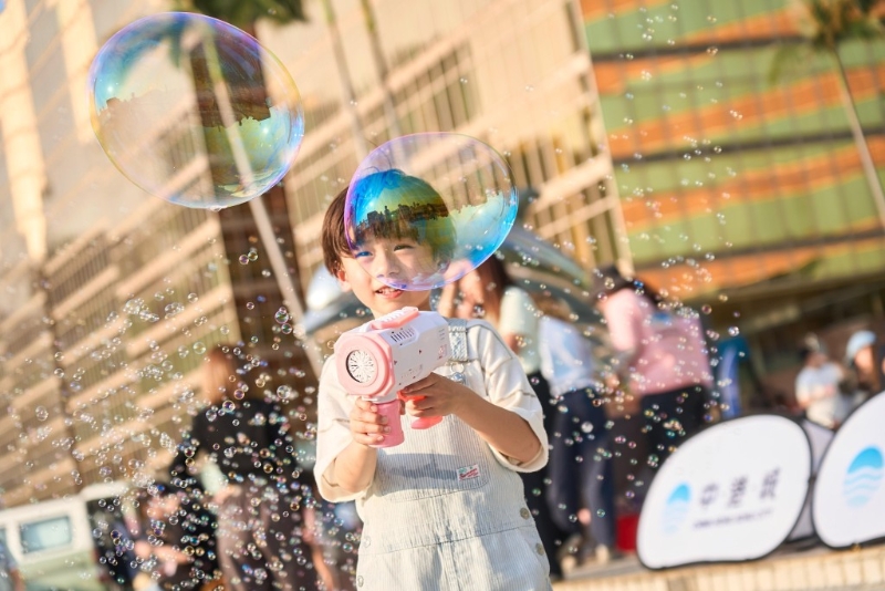 其中更會有由兒童策劃兼做檔主的藝術(shù)攤檔及畫作展覽。1