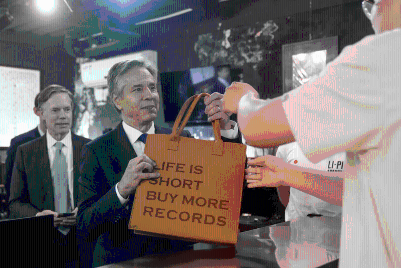 美國(guó)國(guó)務(wù)卿布林肯周五結(jié)束一連三日訪問(wèn)中國(guó)行程，據(jù)路透社報(bào)道，他前往北京機(jī)場(chǎng)途中臨時(shí)造訪一家小眾唱片店，買(mǎi)了兩張中國(guó)搖滾歌手竇唯和美國(guó)流行樂(lè)壇天后泰勒絲（Taylor Swift）的黑膠唱片。 路透社1