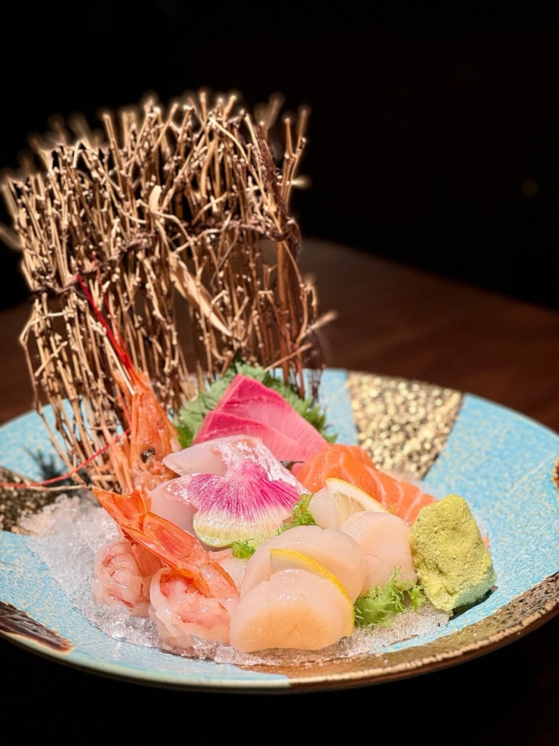 極上五點(diǎn)刺身盛選用時(shí)令新鮮刺身，當(dāng)中包括日本帶子及赤蝦、挪威三文魚(yú)，而來(lái)自香港本地的刺身則有油甘魚(yú)、鯛魚(yú)，油甘魚(yú)充斥魚(yú)油香氣，口感清爽；鯛魚(yú)肉質(zhì)柔嫩，食落十分新鮮。