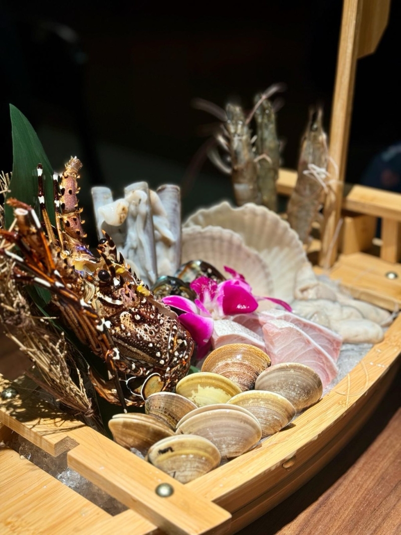 時(shí)令海鮮八點(diǎn)盛合選用即日時(shí)令海鮮，包括扇貝、鮑魚(yú)、蟶子、北寄貝及生蠔等，當(dāng)中魚(yú)仲、沙白以及龍蝦都是來(lái)自本地。