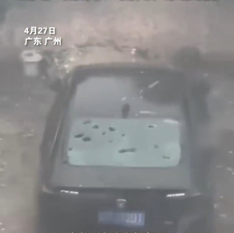 冰雹打中汽車猛烈彈開。