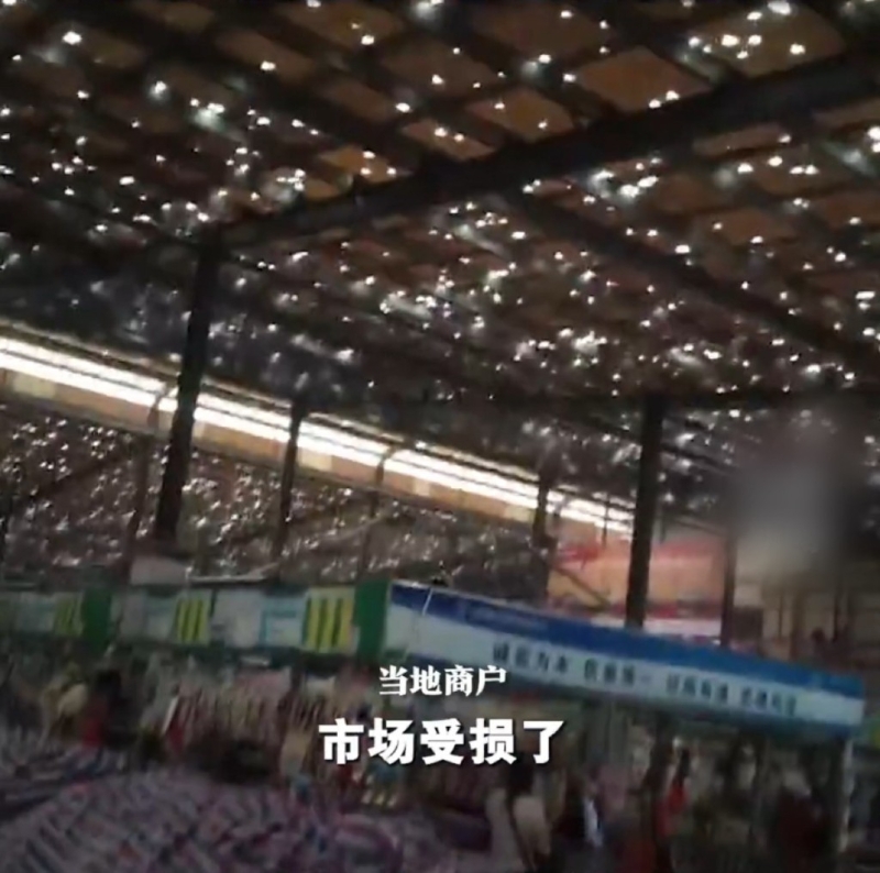 菜市場大棚被砸爛，滿頂破洞。