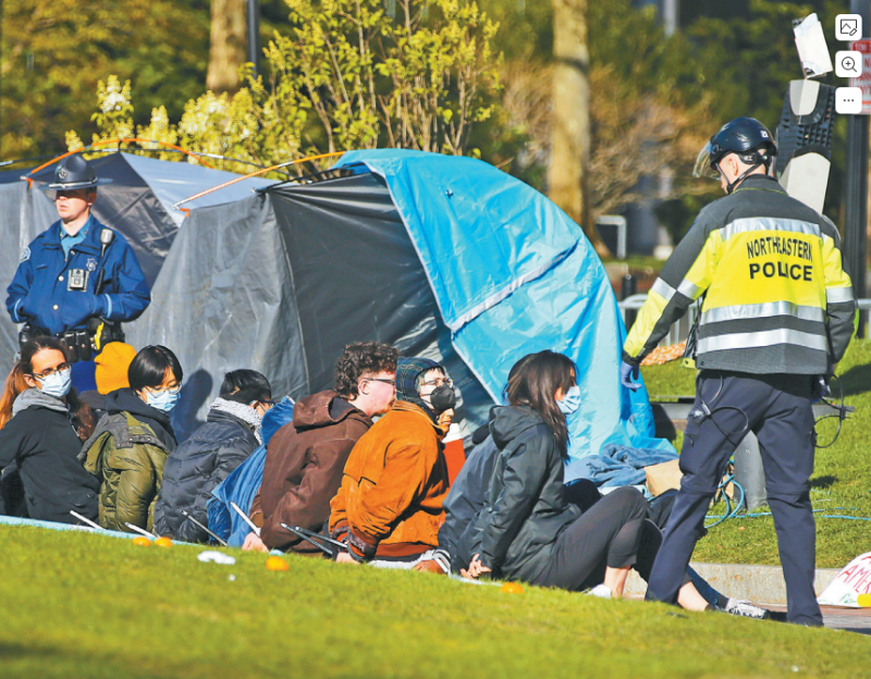 圖為警方在東北大學(xué)清場(chǎng)將示威者帶走