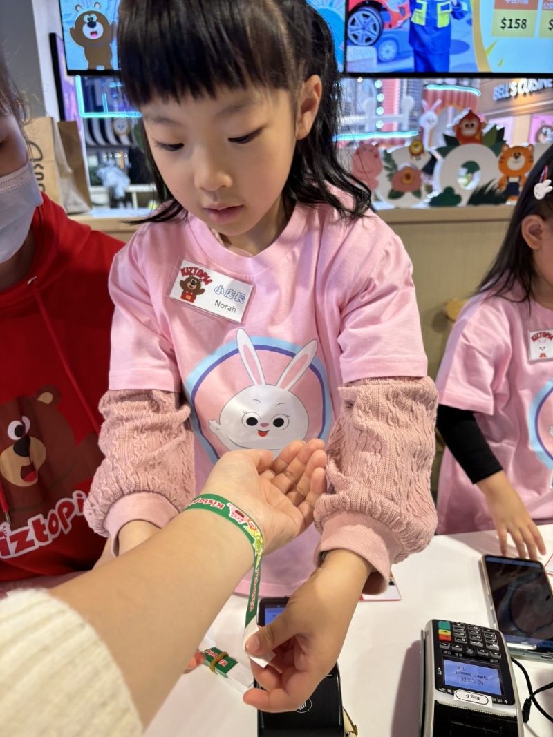 小店長要為客人掃二維碼確認(rèn)人數(shù) 小店長要為客人掃二維碼確認(rèn)人數(shù)