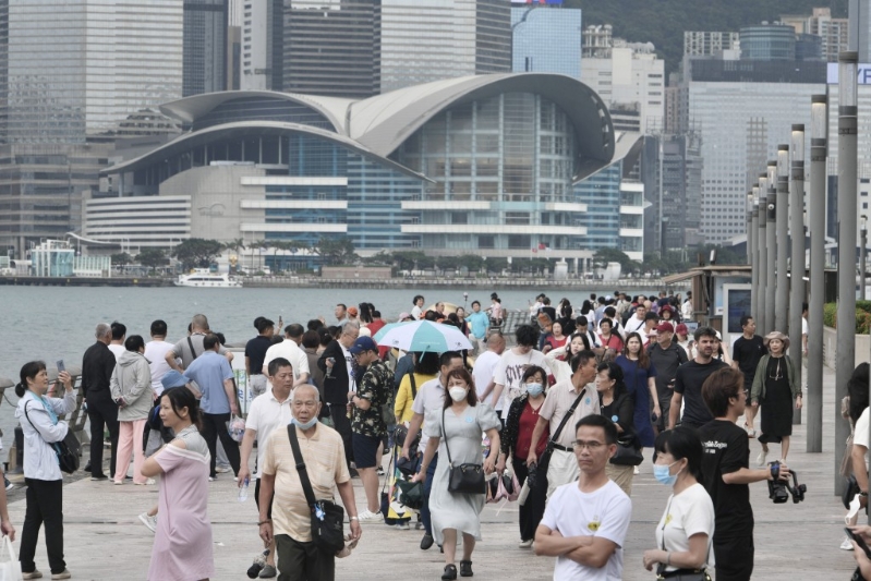 尖沙咀星光大道人頭涌涌。