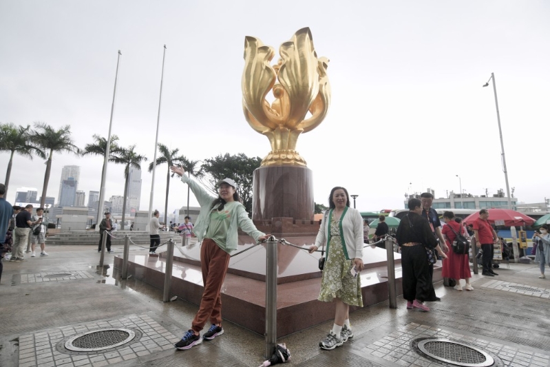 游客在金紫荊廣場(chǎng)留影。