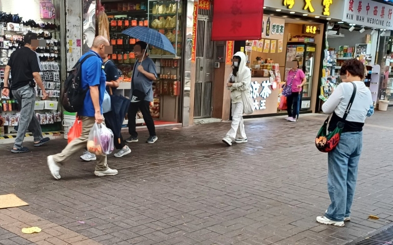 還有一名“北嫂”（右）“企街”尋找好色男子。