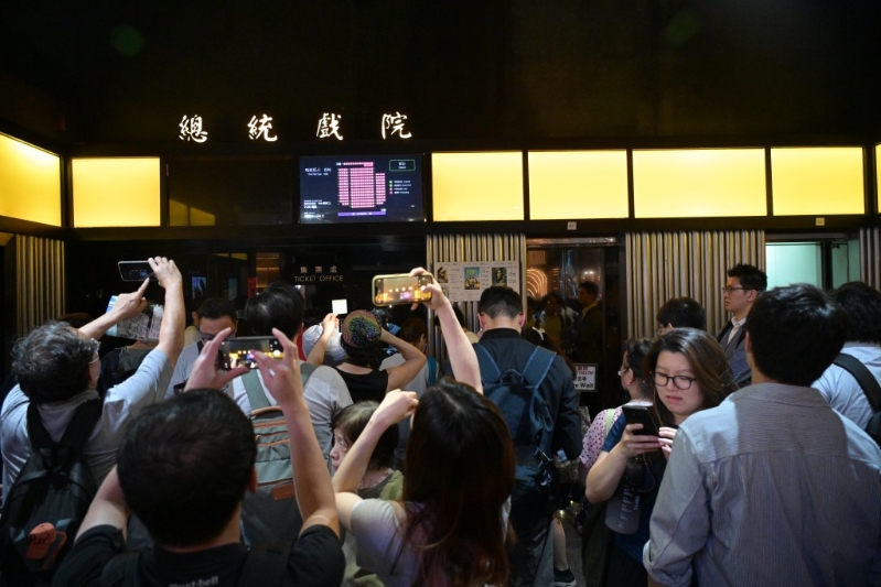 總統(tǒng)戲院尾場放映前，有市民在售票處前拍照留念。