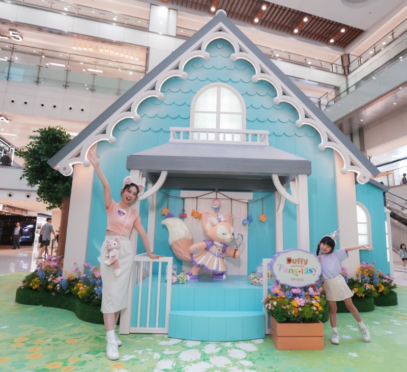 4米高的“甜蜜糖果屋”內(nèi)有多款不同大小的Duffy與好友毛公仔，萌粉不但可跟巨型LinaBell毛公仔打卡，更可欣賞全新Duffy與好友春日糖果系列精品。（圖片來(lái)源：新城市廣場(chǎng)）