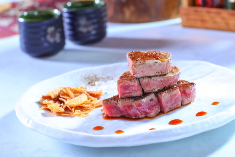 由鐵板燒師傅即席炮制的牛肉，新鮮熱辣，肉汁豐富，吃起來細嫩可口。