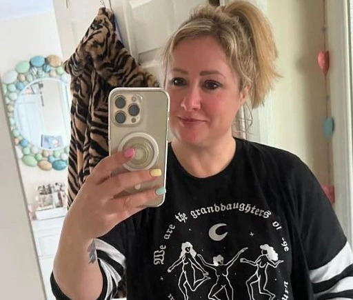 英國女作家霍姆斯。