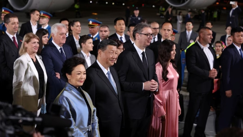 習(xí)近平抵達(dá)塞爾維亞國(guó)事訪(fǎng)問(wèn)，總統(tǒng)武契奇到機(jī)場(chǎng)迎接。