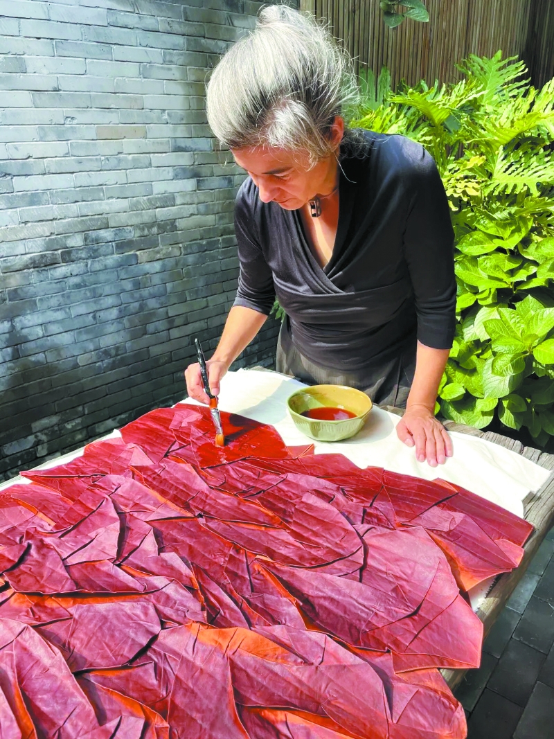 凱瑟琳用薯莨汁覆染作品。