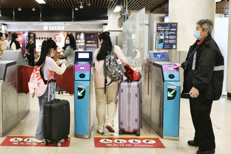 入境處近年便推出了2個(gè)深圳快速過關(guān)手機(jī)App，可助大家不用再花時(shí)間大排長龍過關(guān)