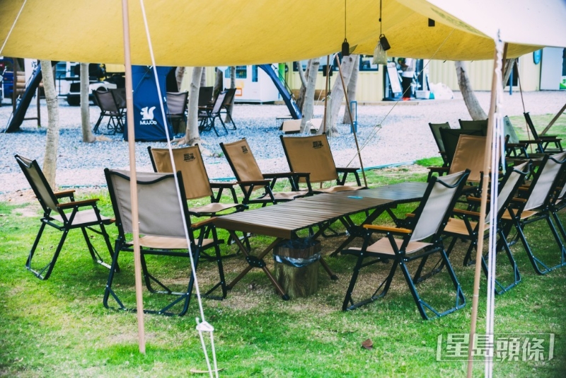 場(chǎng)內(nèi)亦設(shè)有一大片草地供大家圍爐煮茶。