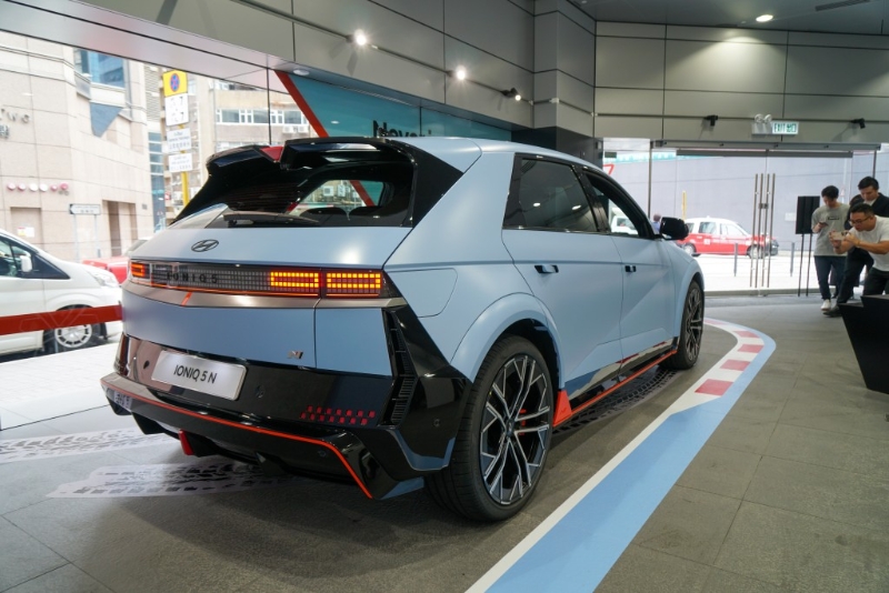 具備競賽級超強(qiáng)性能之余，續(xù)航力也高達(dá)448km，切合日用所需。