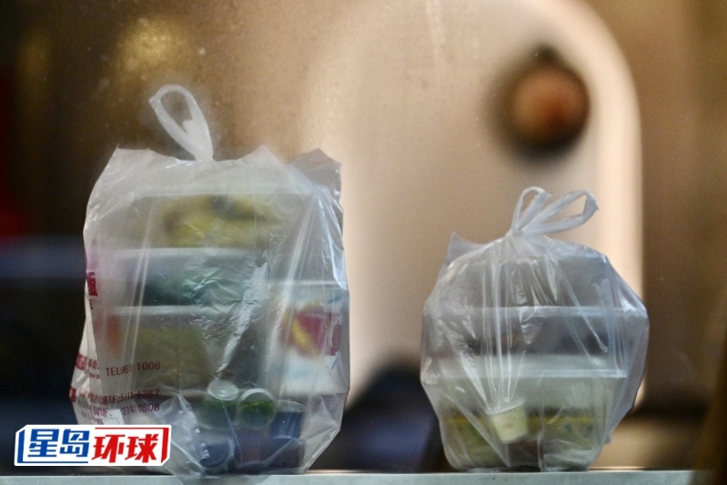 局方指自走塑新例實(shí)施后，市民買外賣不再要即棄餐具。 資料圖片