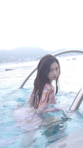 區(qū)明妙對(duì)鏡頭擺出不同姿勢(shì)，大騷可愛(ài)性感一面。