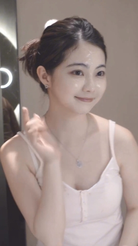 區(qū)明妙更穿上小背心試其他產(chǎn)品。