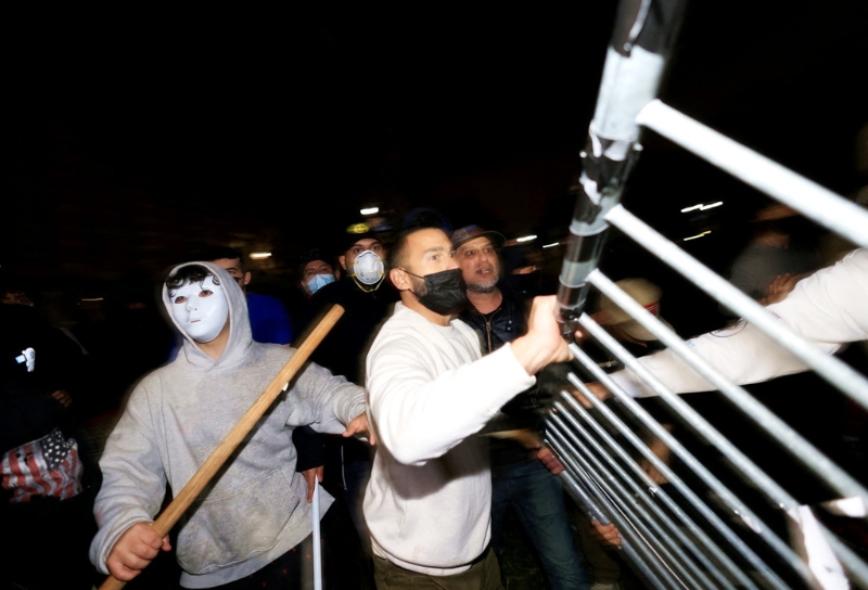 圖為加州大學(xué)洛杉磯分校（UCLA）反學(xué)運(yùn)人士1日試圖拆除挺巴扎營(yíng)人士設(shè)置的路障。